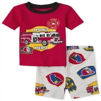 Детски място бебе момче и малко дете момче пожарна кола плътно прилепнали памучна пижама
