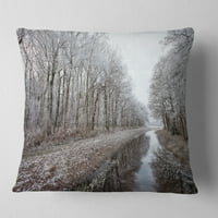 Дизайнарт дървета в бял зимен пейзаж - пейзажна печатна възглавница за хвърляне-16х16